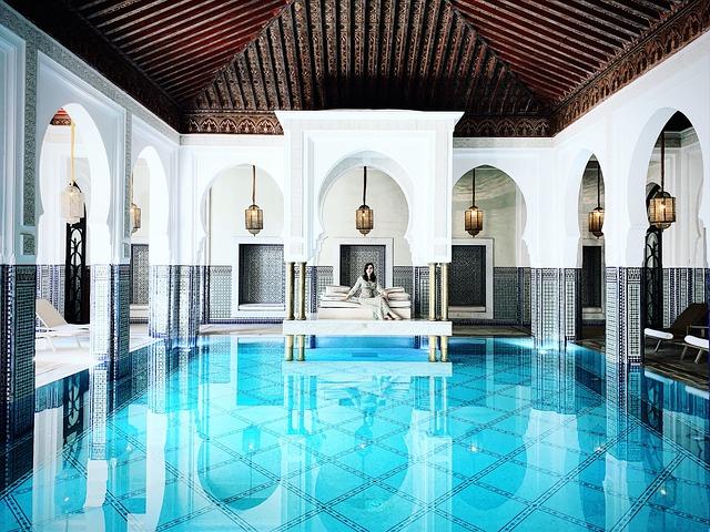 Piscine fraîche dans une villa de luxe à Marrakech