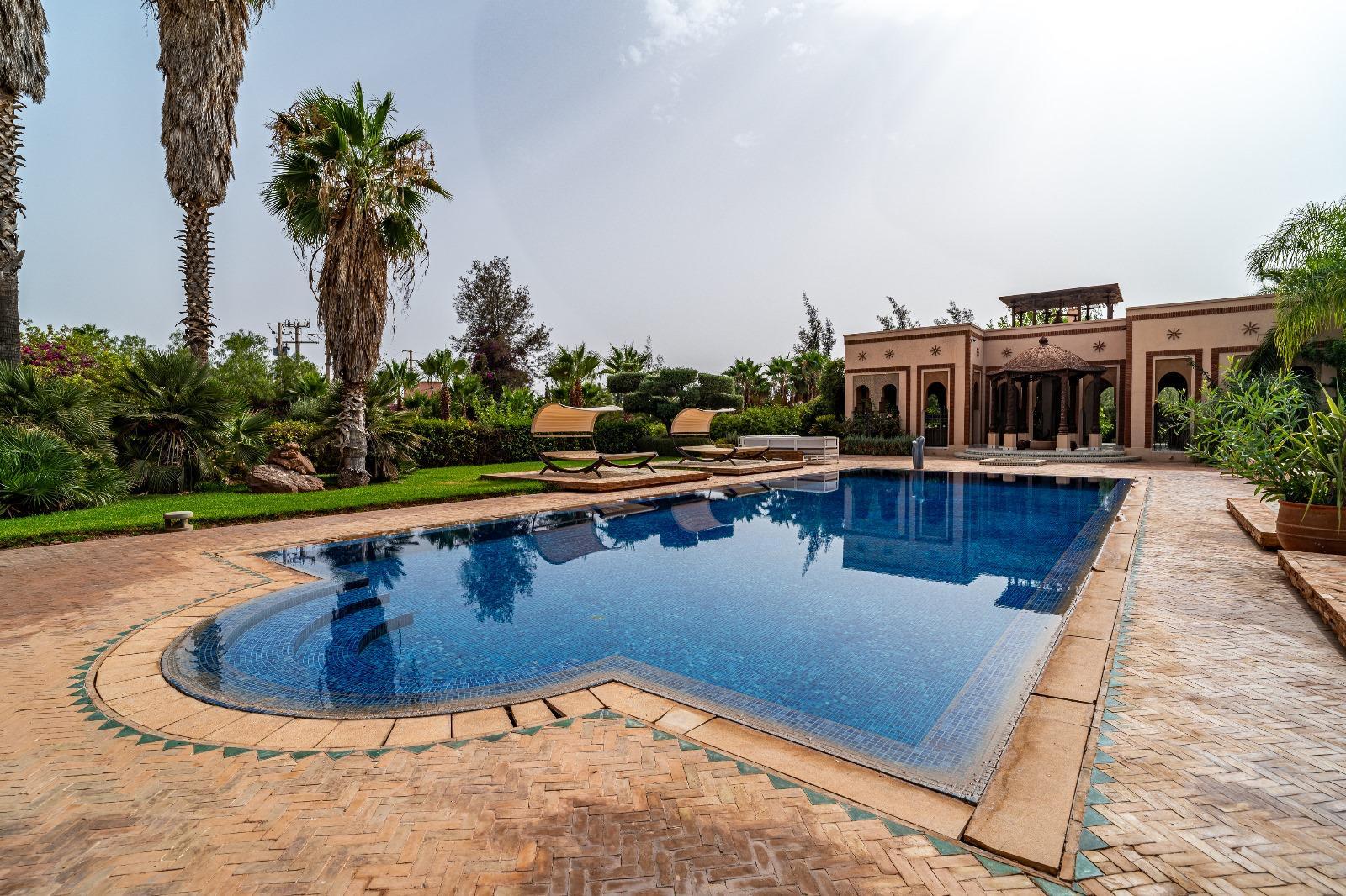 Piscine privée dans une villa de luxe à Marrakech